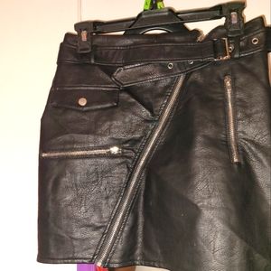 Faux leather zipper mini skirt